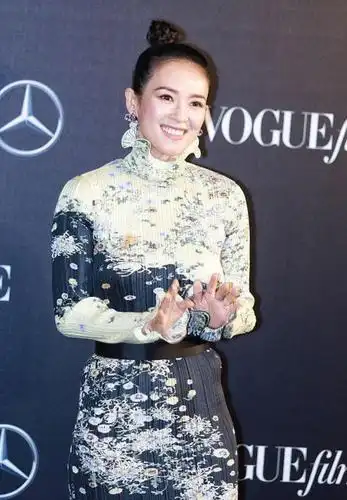 别看吉克隽逸肤色黑,但身材真是一等一的好,大长腿一般人比不了