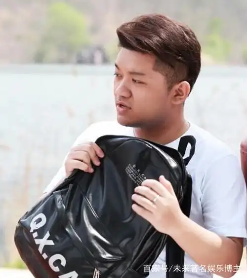 不要小瞧胖子,都说胖子是个潜力股,小编相信瘦下来的尤浩然将会在演艺