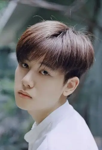 男生短头发剪斜 刘海帅酷发型