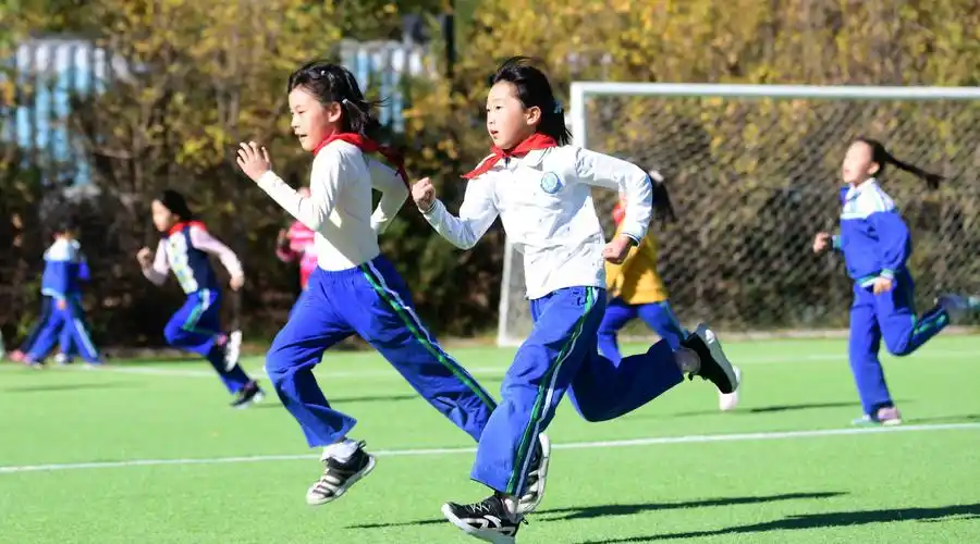 这所小学把体育课搬上山,孩子们上得真过瘾!_北京日报rss订阅