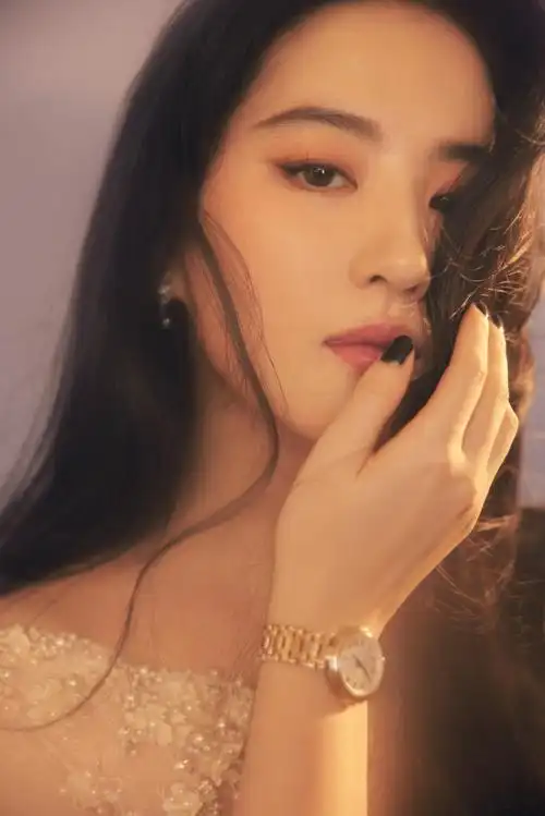 刘亦菲今日北京出席活动造型纯白珍珠礼裙配以温婉微卷长发,指尖的