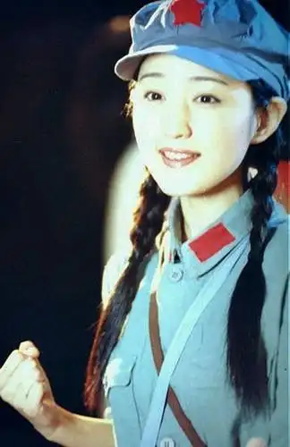 杨钰莹2001年为缅怀方志敏烈士拍摄的mv花絮,军装照好美!