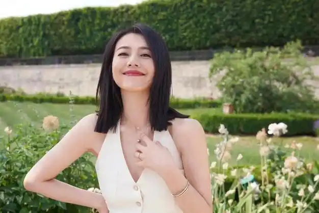 高圆圆罕见拍写真这么风骚,真空穿马甲 阔腿裤,换个风格变化大|发型