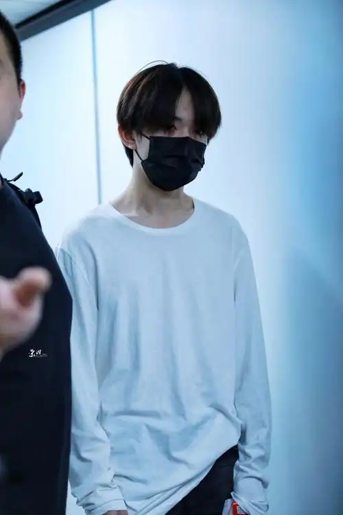 现身机场,白t恤搭配深色牛仔裤|易烊千玺|白t恤|小哥哥_新浪新闻