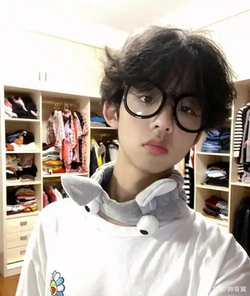 娃娃脸的弟弟,个性的发型,爱自拍的00后,长大后又是一大帅哥!