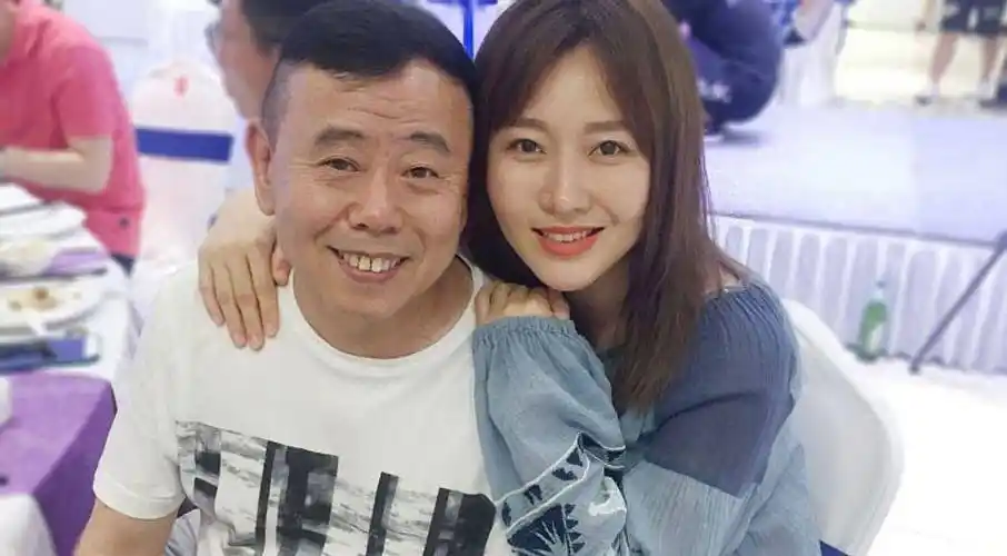 潘长江媒体称老潘如今年龄大了,他那嫁给富豪的女儿潘阳过得如何_爸爸