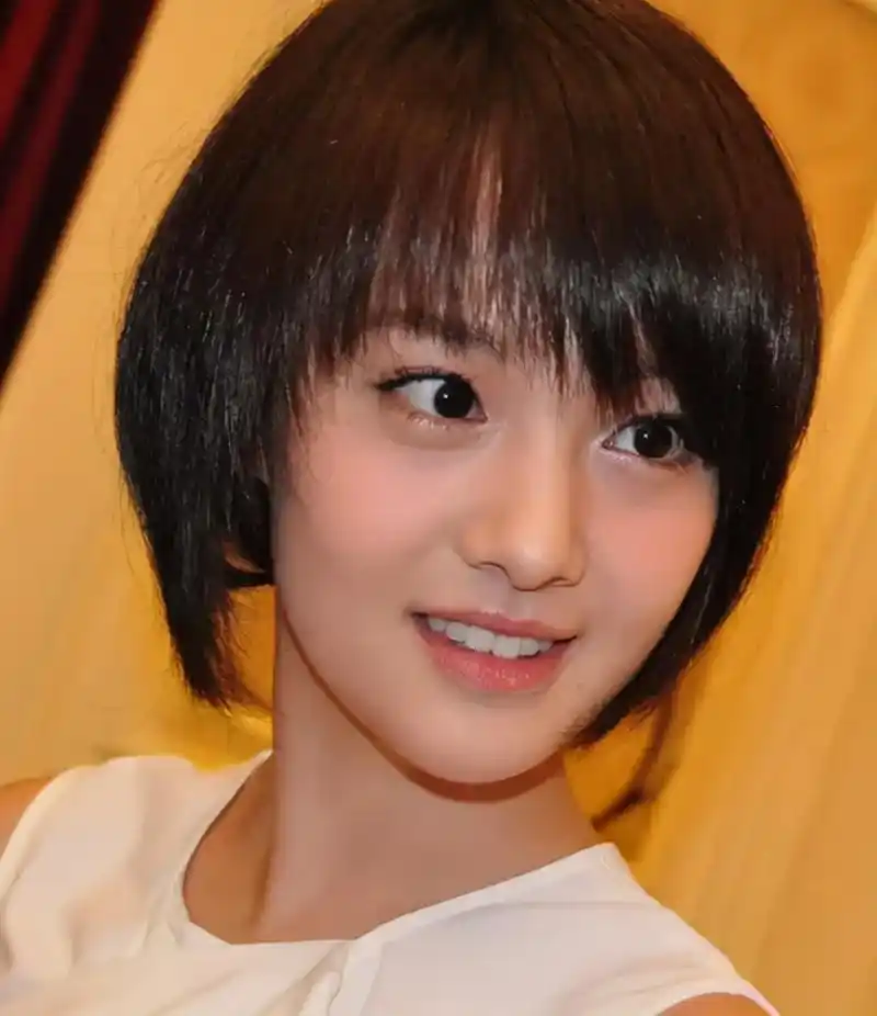 明星素颜|郑爽又素颜出镜录制宣传片,皮肤白皙气质清新,俏皮吐舌状态