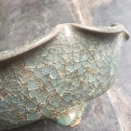 龙泉窑冰裂纹花口洗