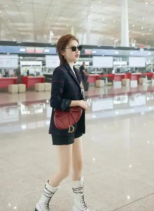景甜现身机场,穿二分裤利落大方,这"腿型"太真实了!