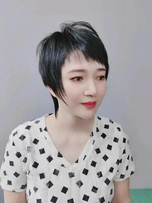 齐刘海短发