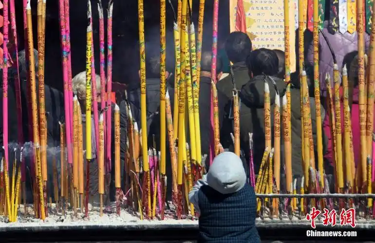 山西大同正月初八民众烧高香祈福