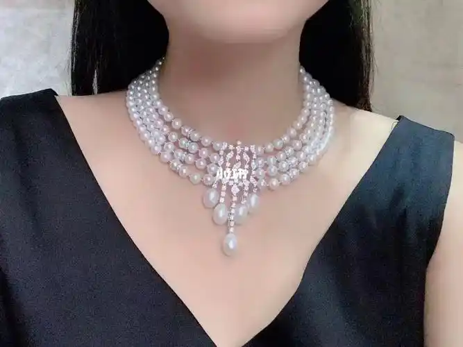 多层佩戴珍珠项链