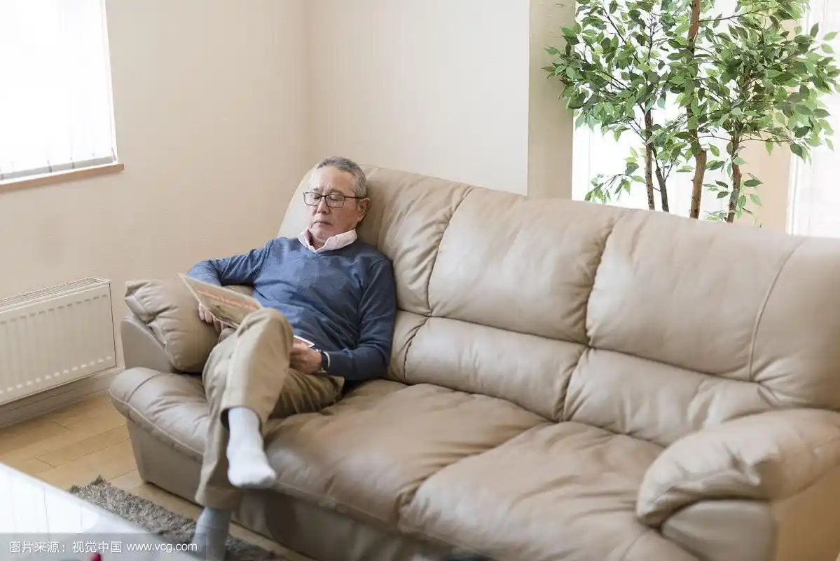 老人在沙发上休息