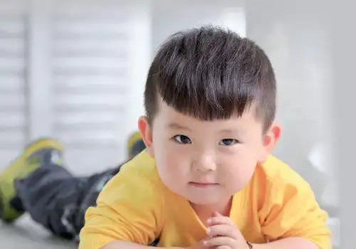 小男孩剃鬓角圆刘海发型