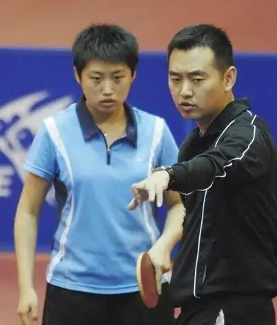 46岁孔令辉最新动态身材发福面容憔悴腿低头玩手机太惬意