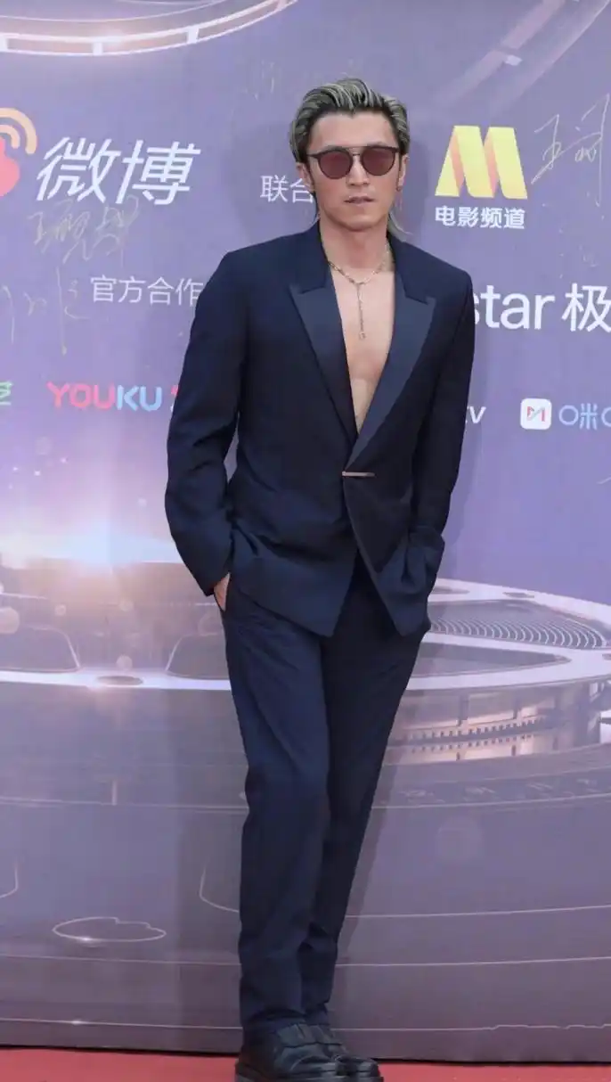 谢霆锋是娱乐圈穿真空西装最不油腻的男明星了吧[三哈]