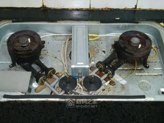 美的燃气灶一边不点火了拆开后莫名就好了