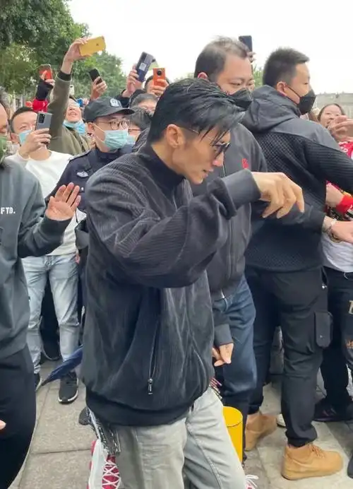 谢霆锋生图曝光吸引众人本人帅气无敌只是个子稍矮