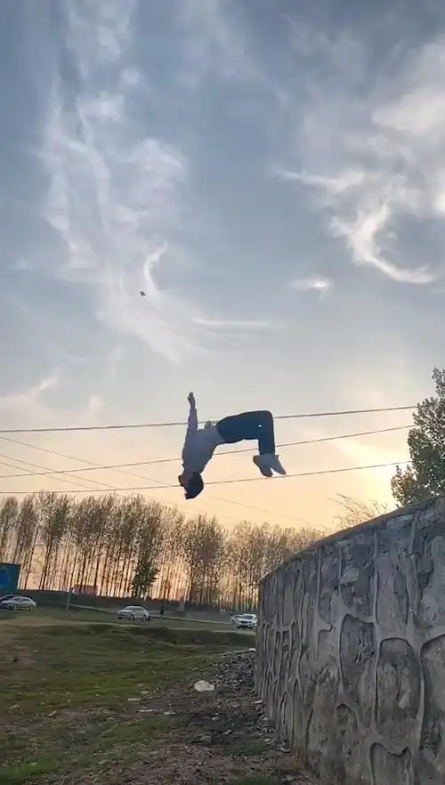 这是高手#小伙给大家展示一个空翻,觉得帅的点赞哦