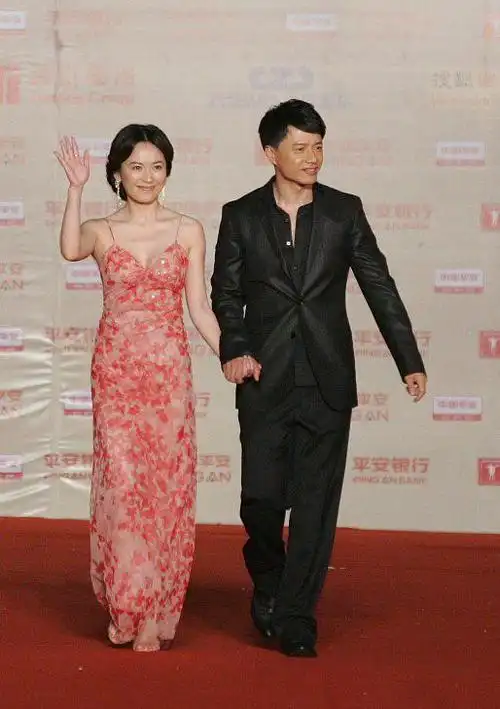 俞飞鸿真的好有年轻感穿红裙都不显老就是袖子有点儿显胖