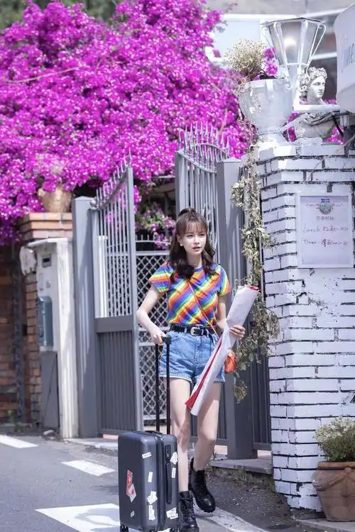 沈梦辰爱情事业双丰收一身复古红色亮片裙与波浪卷发美丽动人