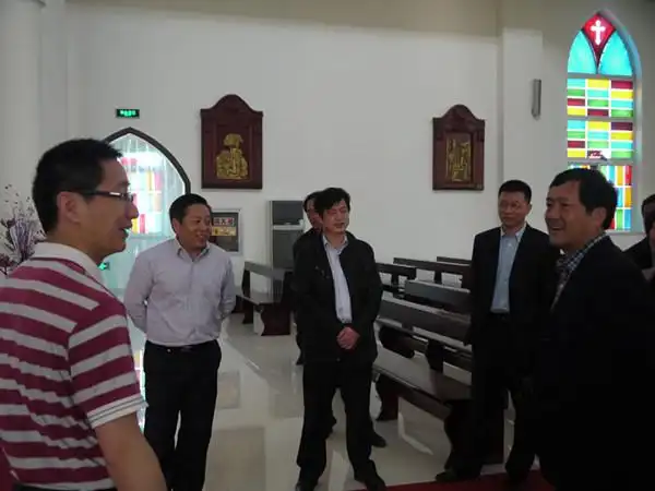 天主教堂,本堂神甫钱志良向徐鸣强副主任及随行人员介绍了教堂情况
