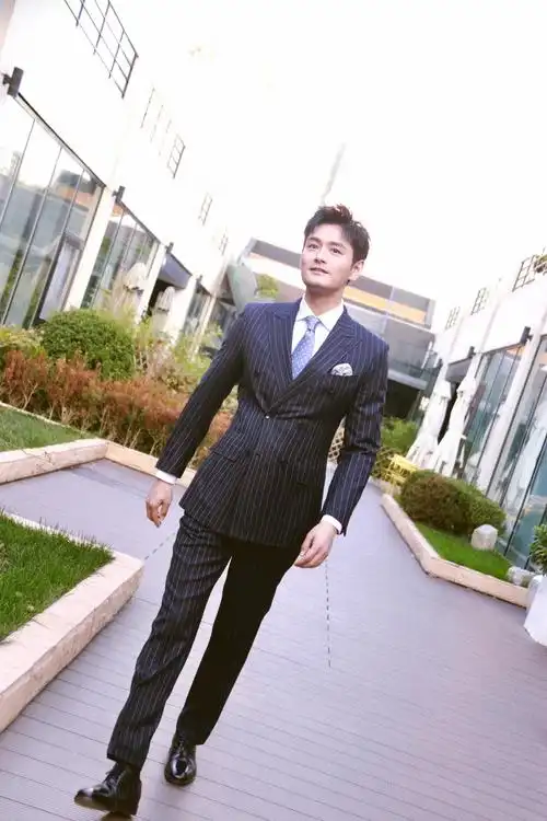 王雨亮相elleman盛典与王媛可齐现身秀恩爱