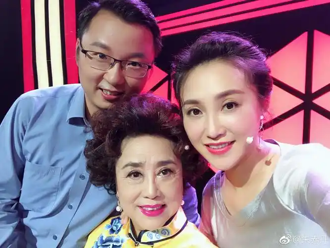 东方卫视主持人丹丹近况如何?