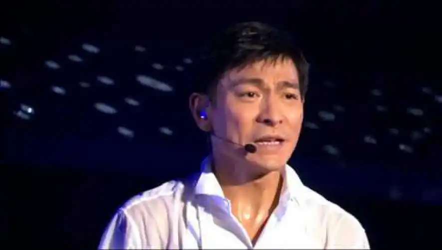 刘德华空降央视春晚!舞台演唱《恭喜发财》,开口喜庆十足!