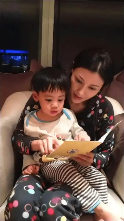 李嘉欣晒温馨母子照 "成为妈妈是最好的礼物"_jayden_儿子_照片