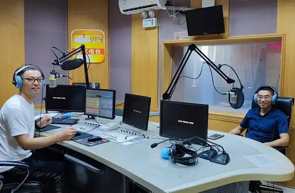 我校英语名师邓志成做客市电台嘉宾访谈