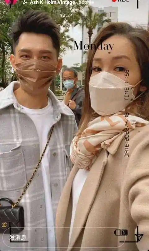 42岁萧亚轩与年轻男子亲密合影网友没人能永远20岁但萧亚轩的男朋友