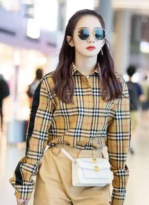 孟美岐选择的是一件衬衫裙,其实,孟美岐是那种在身材上比较偏胖的类型