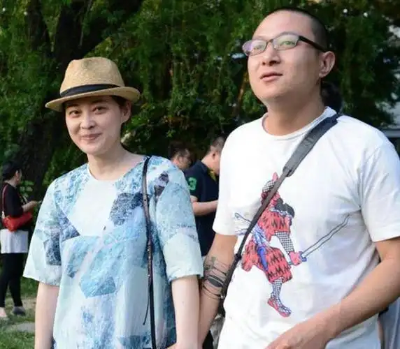 43岁梅婷一家素颜生活照,与老公恩爱