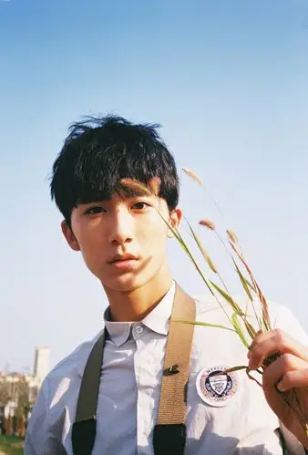 郝富申沐浴阳光变闪光少年学院风穿搭洋溢青春气息