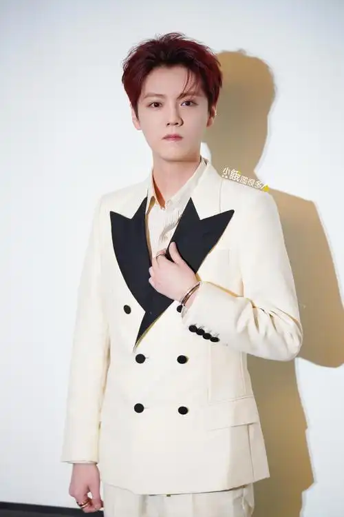 鹿晗红发白色西装##鹿晗今日份活动生图##鹿晗说新歌年底发