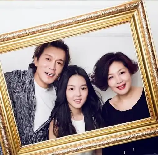 女儿首次公开亮相,穿露背黑裙大秀身材,生图曝光后颜值被嘲|哈文|贾玲