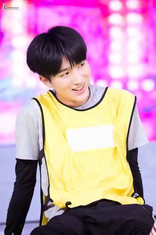 李宏毅参加综艺节目手机壁纸