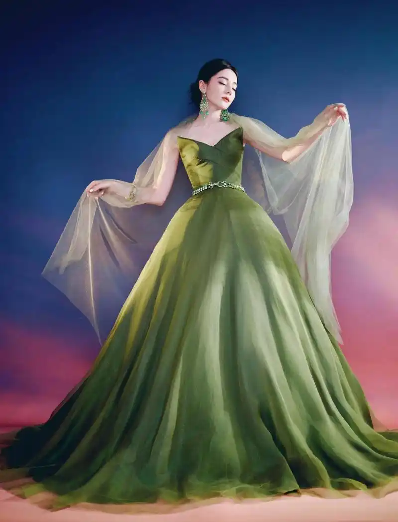 [原文:迪丽热巴的绿色礼裙,尽显.
