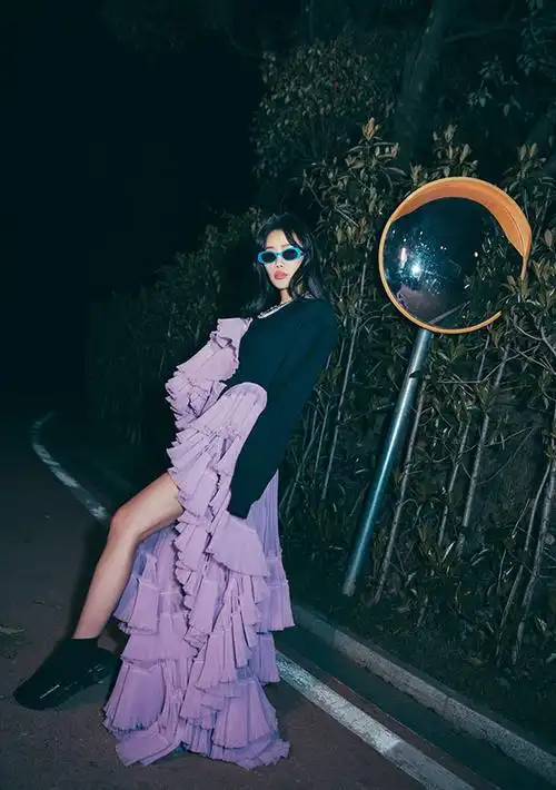 袁娅维身材丰满又敢穿,运动裤配白色长筒靴,冲天辫搭细腰好撩人