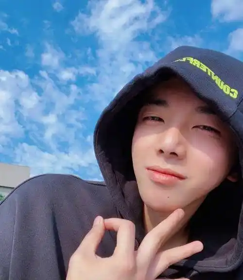 闭关中,华晨宇寄来了心动的明信片;出关后,遇见歌迷笑眼弯弯_火星