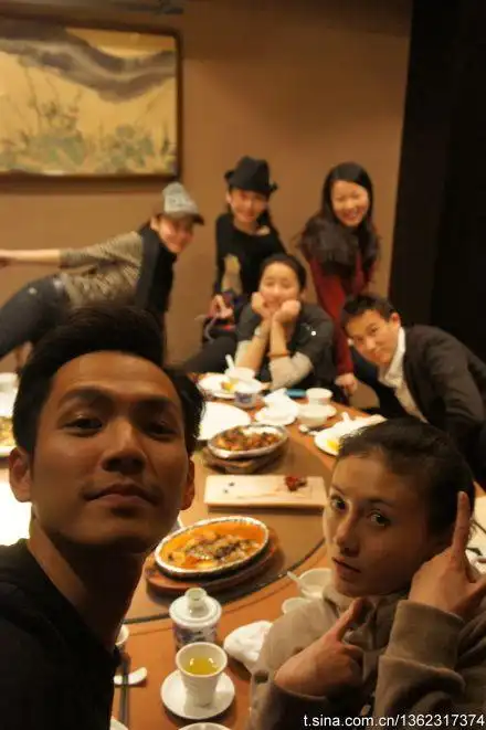 汉良辛苦拍的"全家福",@钟汉良 @张译木 @李子雄 @吕一 @杨小蕊