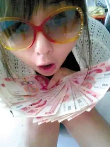 网络惊现90后炫富女钞票满天飞!