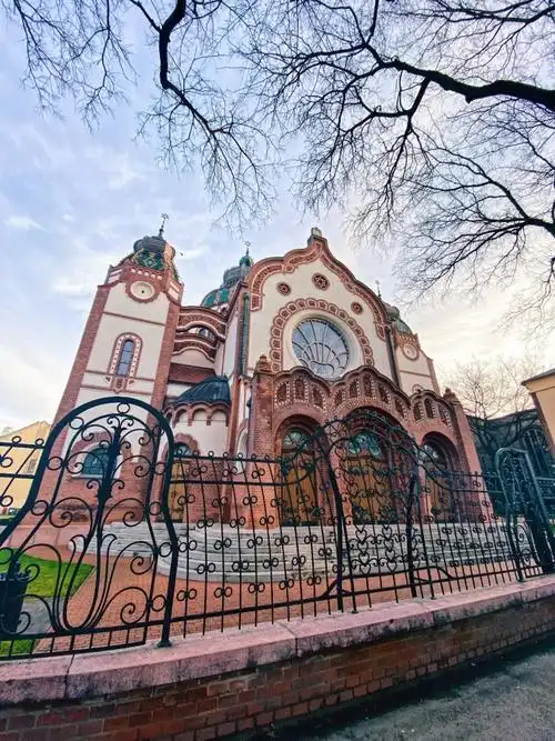 这座犹太教堂是欧洲留存下来的最美的新艺术风格宗教建筑之一,是建筑