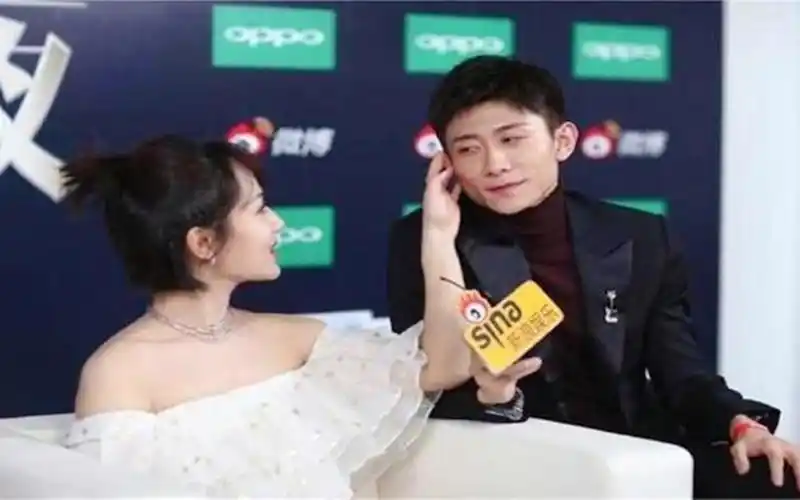 张一山得知要与杨紫拍吻戏,下意识表情亮了,杨紫:我不要面子啊