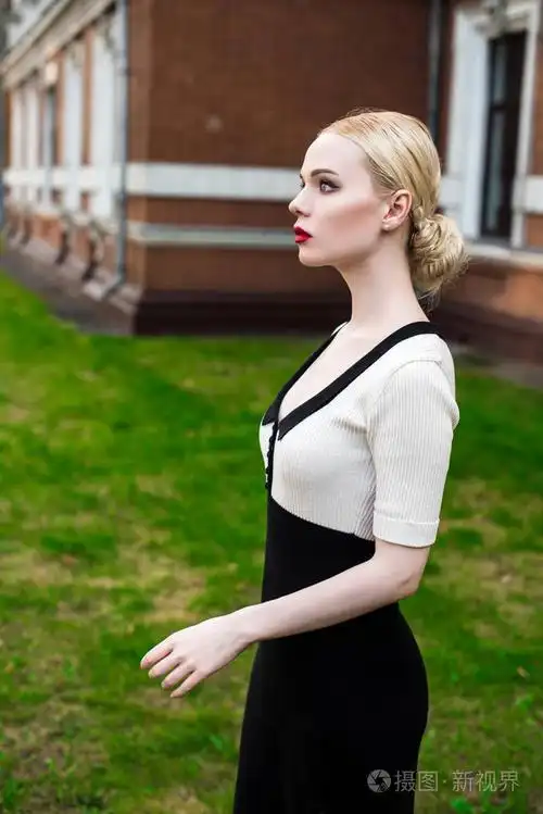 魅力女孩户外活动.美丽的女子,在黑色和白色礼服