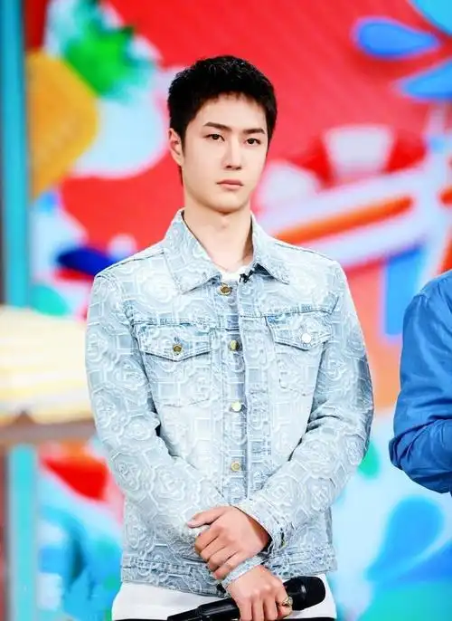 王一博这周日天天向上新造型曝光小众潮牌夹克一枝独秀