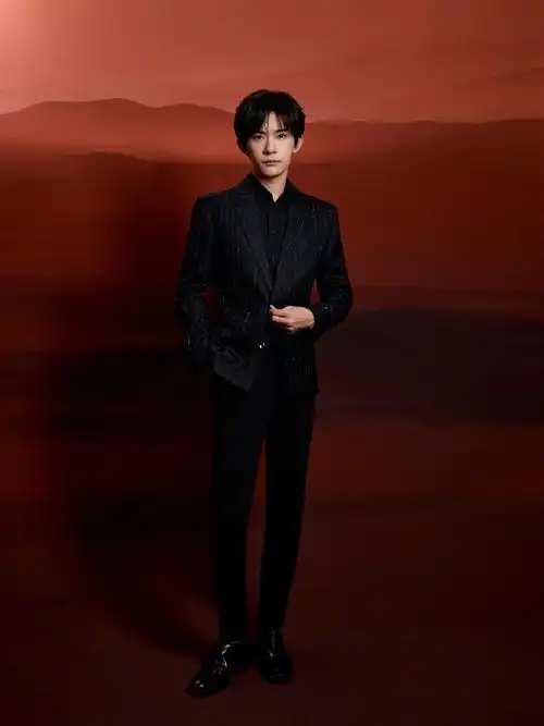 易烊千玺献唱不辞星海