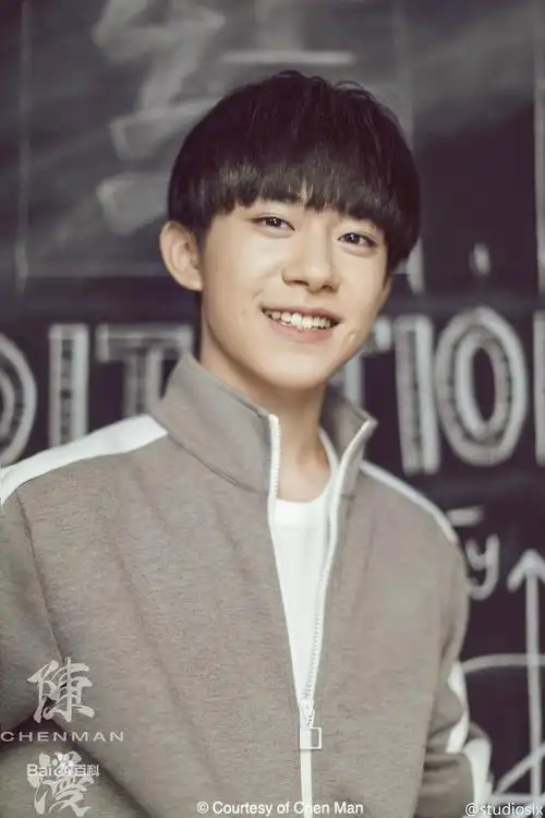 帅气男孩易烊千玺写真图片