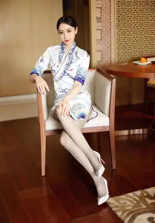 淡雅蓝白色旗袍美女古典优雅气质